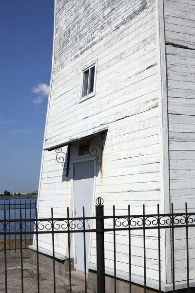 eski ahşap deniz feneri mavi gökyüzü altında