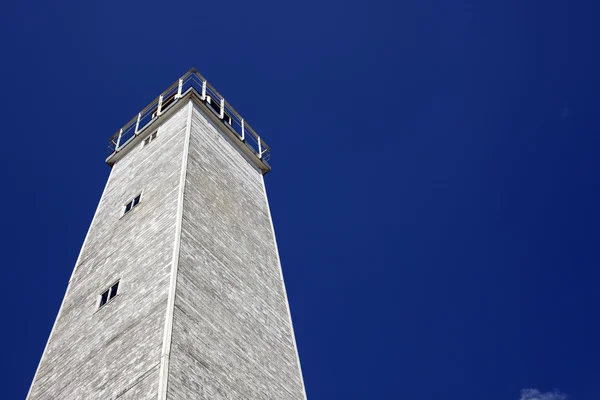 eski ahşap deniz feneri mavi gökyüzü altında