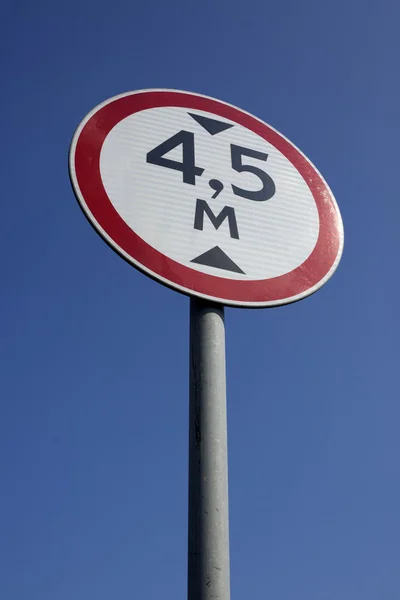 Regulatory-sign on a road under blue sky — Stock Photo, Image