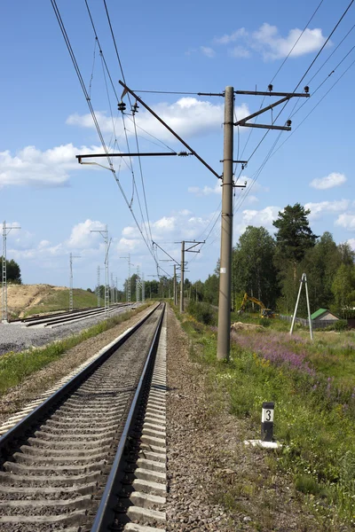 bir demiryolu ile bulutlar beyaz ve mavi gökyüzü altında