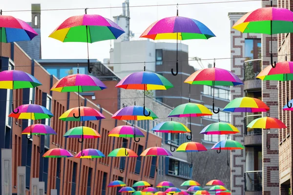 Stadtstraße Mit Regenbogenfarbenen Regenschirmen Einer Schlange Nijmegen Niederlande — Stockfoto