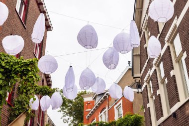 Apeldoorn, Hollanda 'da kağıt fenerli bir sokak manzarası