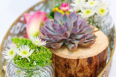 Çiçekli ve sulu bir masa dekorasyonunun resmi