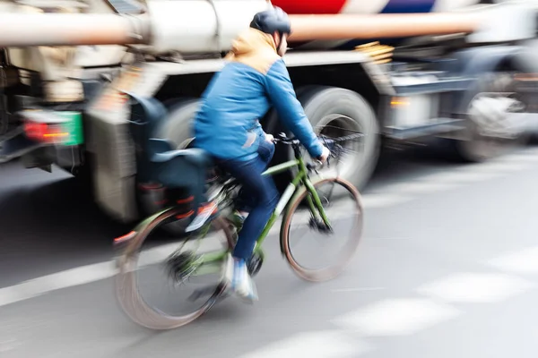 Femme Fait Vélo Dans Ville — Photo