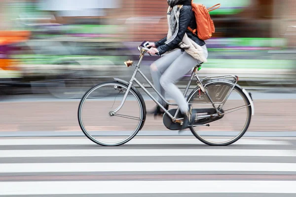 Mulher Anda Bicicleta Cidade — Fotografia de Stock