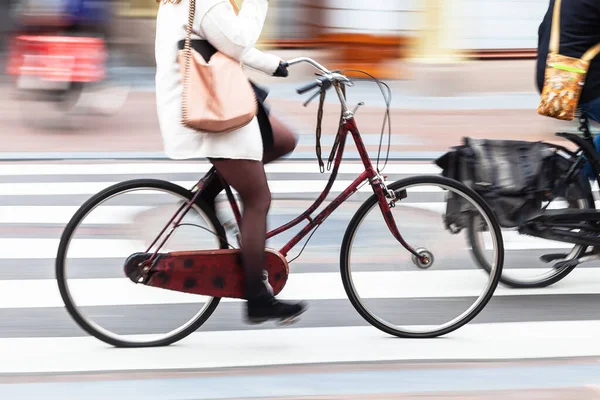 Femme Fait Vélo Dans Ville — Photo