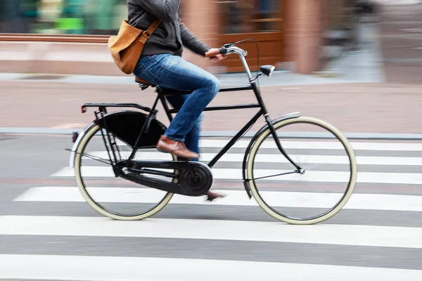 Şehirde bisiklet süren bir kadın.