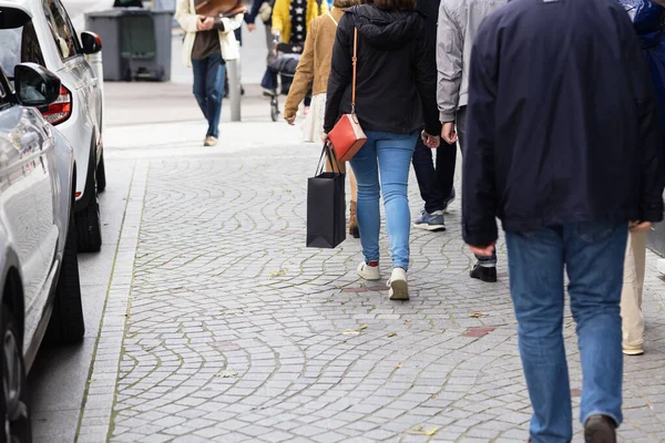 Shopping Människor Promenader Trottoar Staden — Stockfoto