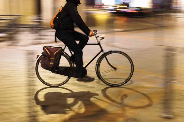 Cycliste Nuit Dans Ville — Photo