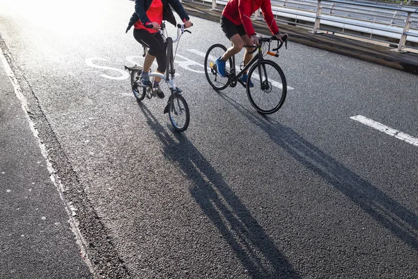 Duas Pessoas Andando Bicicleta Uma Rua — Fotografia de Stock