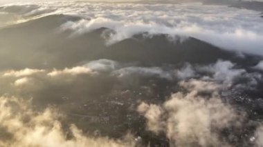 Zaman aşımı. Dağların üzerinde beyaz sisli bulutlar denizi. Yaremche, Karpat Dağları, Ukrayna