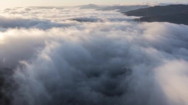 Τιμελίπε Πετώντας Drone Στα Λευκά Σύννεφα Πάνω Από Σκοτεινά Βουνά — Αρχείο Βίντεο