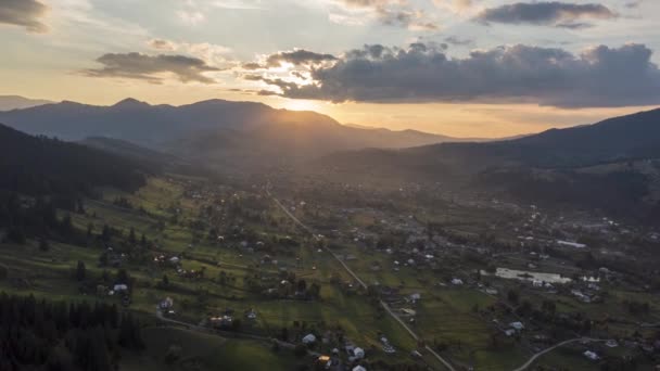 Timelapse Puesta Sol Sobre Valle Del Pueblo Montaña Con Rayos — Vídeos de Stock