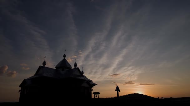 Tijdsverloop Zonsopgang Bij Oude Orthodoxe Kerk Met Stijve Wolken Vlakke — Stockvideo