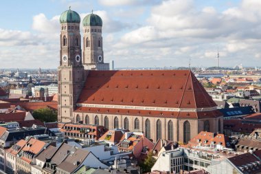Frauenkirche, güneşli bir sonbahar gününde. Münih, Almanya
