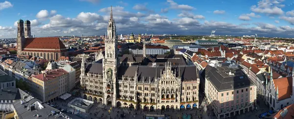 Frauenkirche, güneşli bir sonbahar gününde. Münih, Almanya