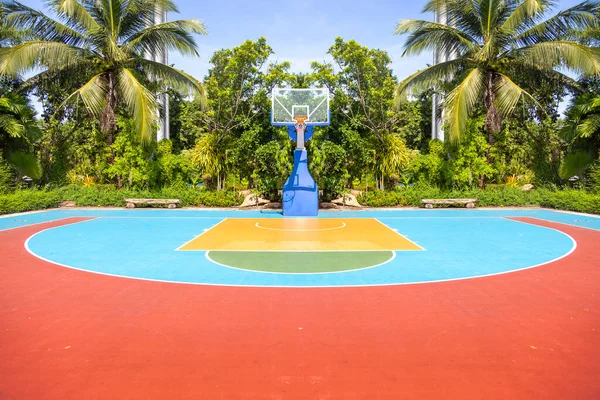 Баскетбольная Площадка Рядом Пляжем Ландшафтного Фона — стоковое фото