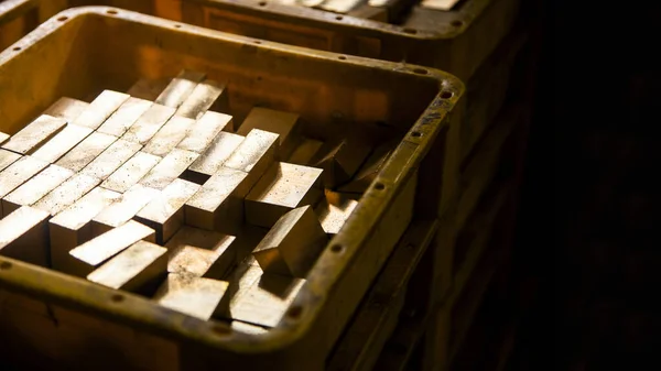 Złoty Cegły Blok Ciemnym Sklepie Dla Materiałów Biżuterii — Zdjęcie stockowe