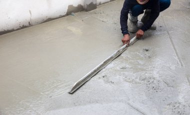 zemin üzerinde insan ve araç ile çimento pürüzsüz süreç