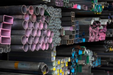 Çelik tedarikçisi, çelik fiyatlarının dengesizliği üzerine spekülasyon yapmak için çeşitli çelik türleri topluyor.