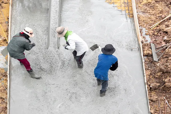 Les Travailleurs Professionnels Font Des Planchers Ciment Sur Les Chantiers — Photo