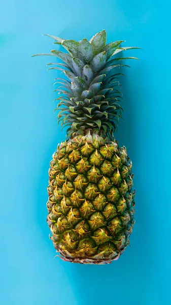 Vers Ananas Tropisch Fruit Blauwe Achtergrond Met Nog Licht — Stockfoto
