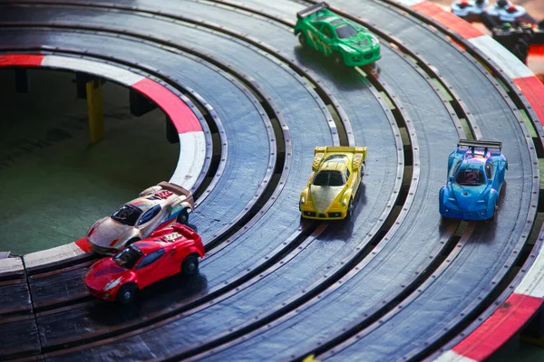 Hipodromda elektirikle kontrol edilen klasik yarış oyunu renkli araba oyuncağıyla