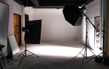 Evde ışık teknolojisi ve ev ortamında bulunan fotoğraf stüdyosu, yeni nesil reklam endüstrisinin modern yaşam tarzıdır.