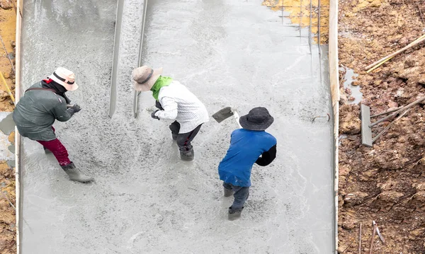 Профессиональные Работники Производят Цементные Полы Строительных Площадках Тяжелой Промышленности — стоковое фото