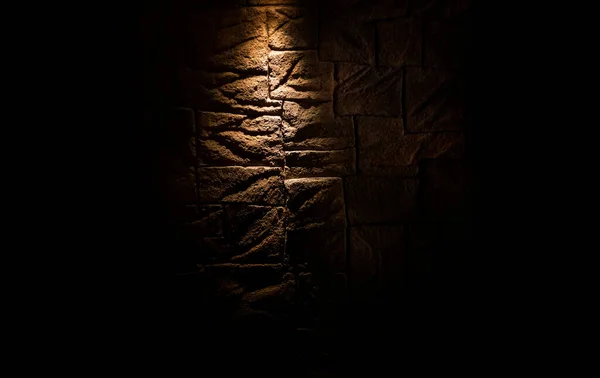 Hintergrundbeleuchtung Steinwand Kellergeschoss — Stockfoto