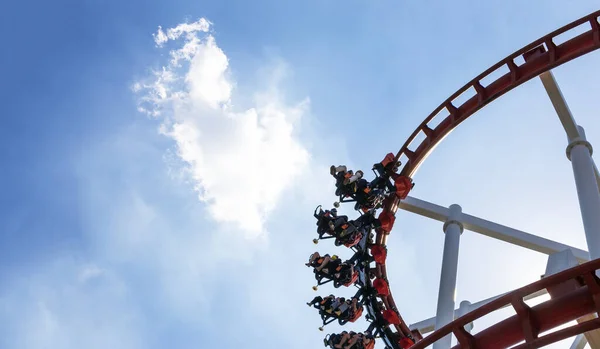 Prędkość Ruch Szczęśliwy Wakacje Zabawy Rollercoaster Jazdy Czystym Letnim Niebie — Zdjęcie stockowe