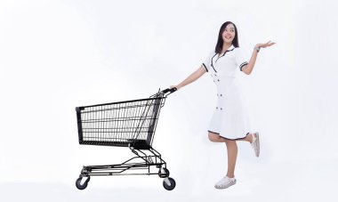 Ticarette reklam yapmak için beyaz arka planda alışveriş arabası olan mutlu Asyalı kadın alışveriş konseptini sat ve al.