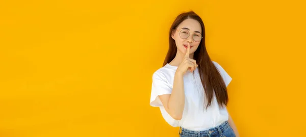 Aziatische Vrouw Model Casual Wit Shirt Jeans Geel Geïsoleerde Achtergrond — Stockfoto