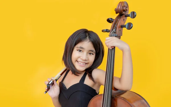 Azjatyckie Dziecko Kocha Muzykę Klasyczną Instrumentem Strunowym Wiolonczeli Żółtym Odizolowanym — Zdjęcie stockowe