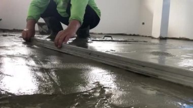 İnsan gücü ve şeritten çimento döşeme