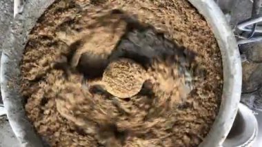 makine üzerinde çimento ve su dönen