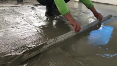 Döşeme işlemi çimento işgücü ile çalışır