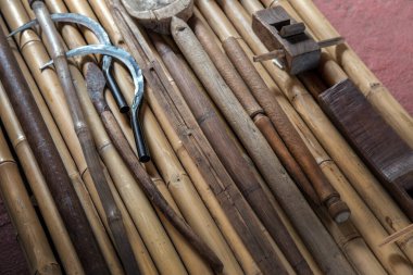 Bambu ahşap rafında eski bir tarım aracı 