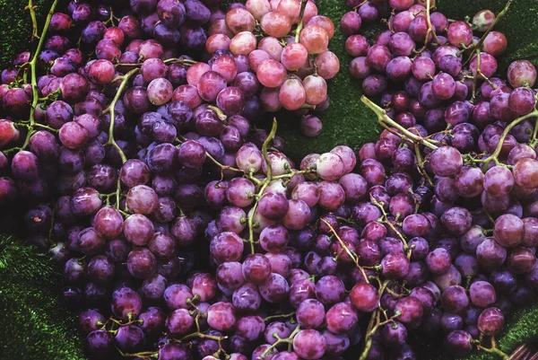 Reife Rote Trauben Ernte Roter Trauben Mit Zweig Auf Grünem — Stockfoto