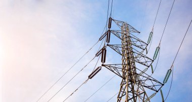 Yüksek voltajlı elektrik hattı ve sabah ışığında gökyüzünde sırık.