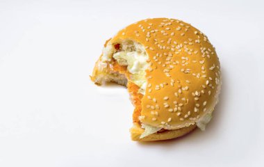 Isırılmış domuz hamberger beyaz yalıtılmış