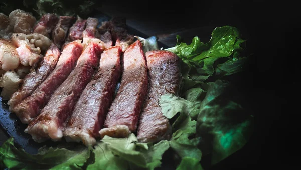 Närbild Kött Påle Sällsynta Och Rök Till Middag — Stockfoto