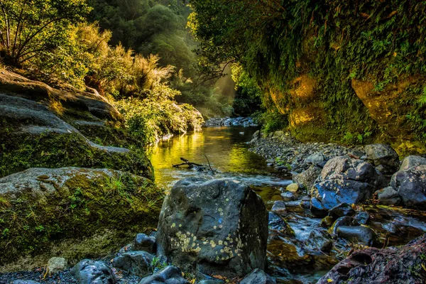 Her zamanki Patuna Chasm perspektifinden değil. Bu giriş Chasm 'a doğru ilerlerken diğer uçtaki merdivene doğru ilerlerken.