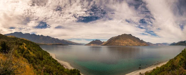 Jacks Point pistinden Wakatipu Gölü panoraması. Soldaki olağanüstü dağ sırasından Glenorchy 'nin sağına doğru bakıyor.