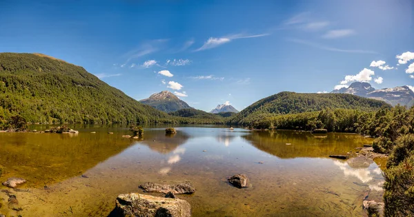 Glenorchy 'nin kuzeybatısındaki Sylvan Gölü Routeburn Pisti' ne doğru gidiyor. Bu gizli mücevheri bulmak için ormanda inanılmaz bir yürüyüş..