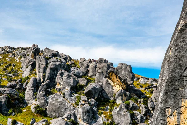 Para Poner Tamaño Las Rocas Perspectiva Echa Vistazo Grupo Escaladores —  Fotos de Stock