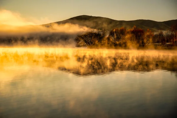 Moody Mistige Lage Wolk Het Wateroppervlak Bij Zonsopgang Boven Wairepo — Stockfoto