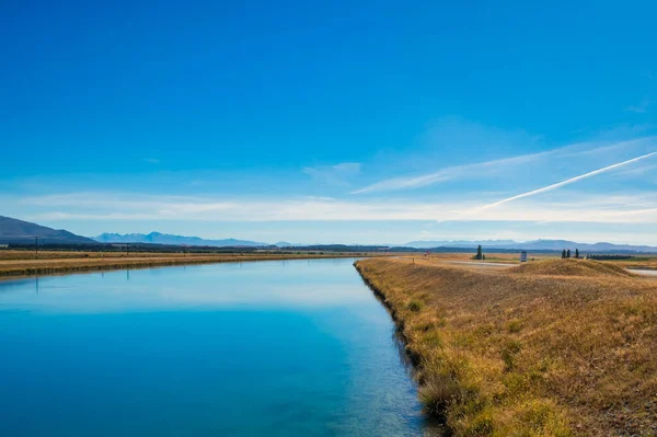 これは ニュージーランド南島の湖のいくつかを結ぶ多くの運河の1つです 誰もいないとても静かだ — ストック写真