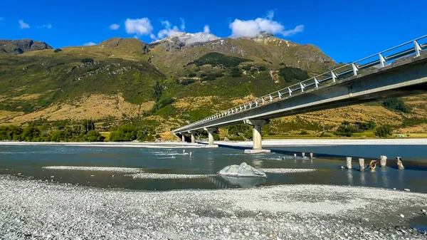 Glenorchy ve Sylvan Gölü arasındaki ana yol doğadaki çarpıcı nehirden geçen bir yol köprüsünden geçiyor.