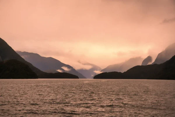 Hegyek Sötét Atmoszférában Sziluetteztek Egy Rossz Időben Fjordban — Stock Fotó